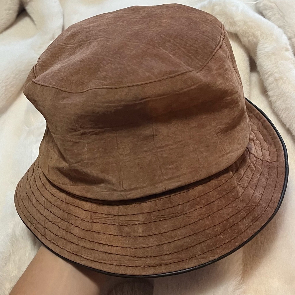 Genuine leather brown bucket hat by Liz Clairbone vintage in perfect condition - Picture 3 of 5
